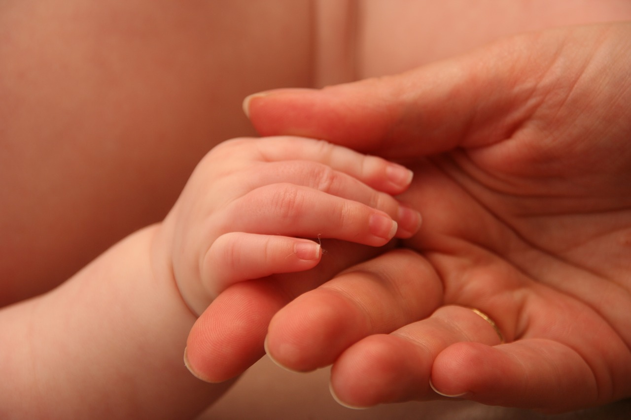 Как отучить малыша сосать пальцы и грызть ногти