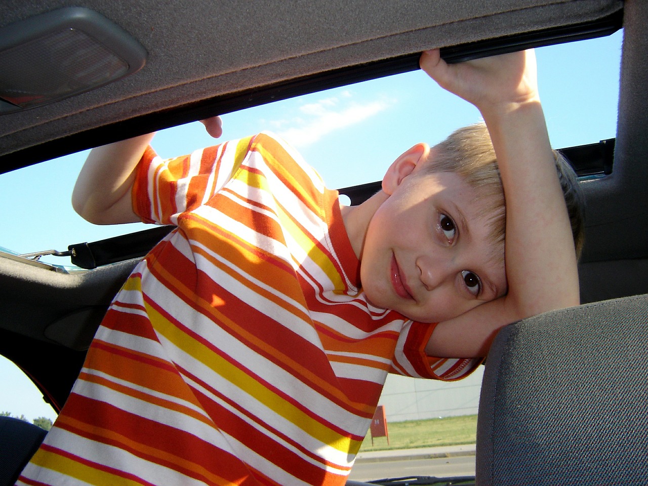 Как безопасно перевозить ребенка на заднем сиденье автомобиля?