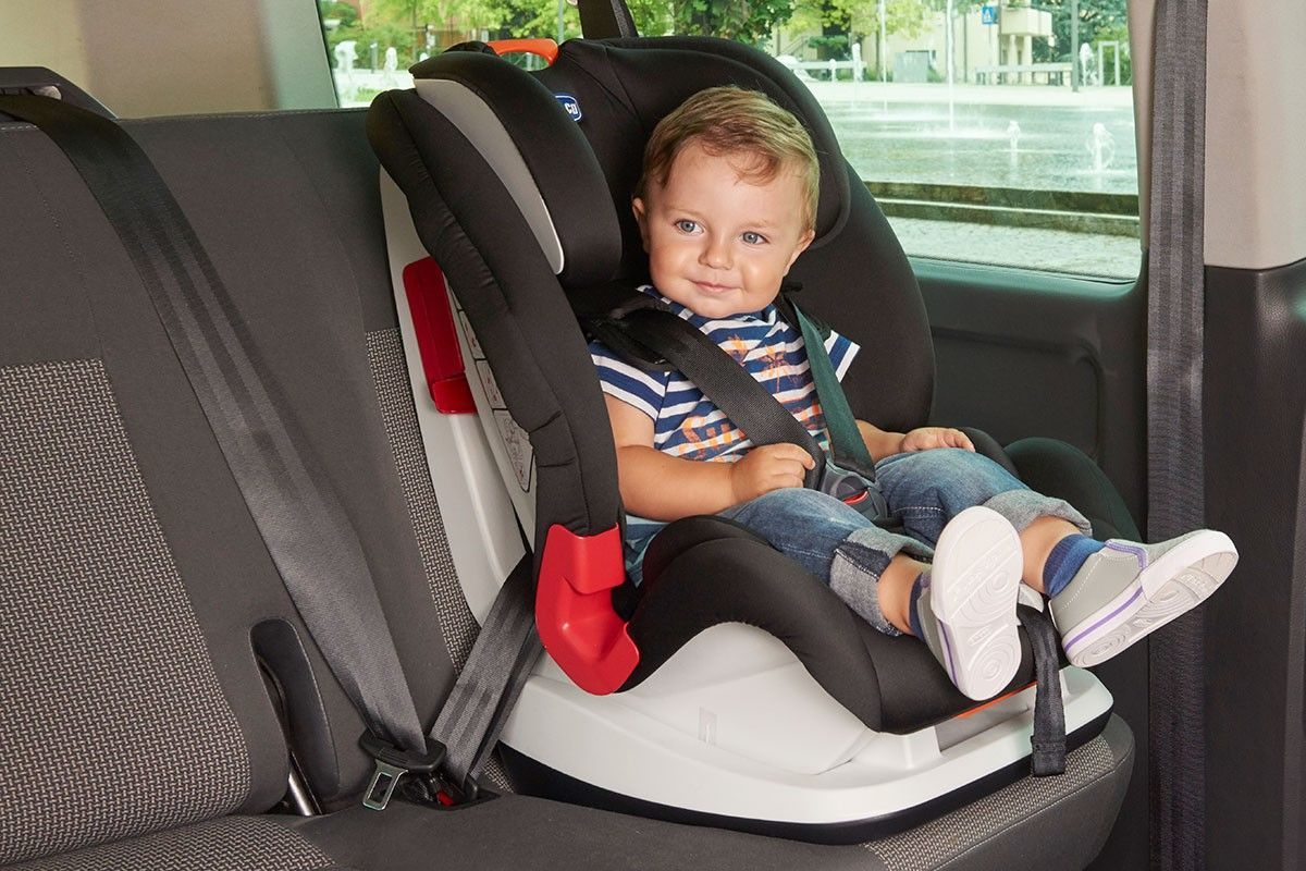 Как безопасно перевозить ребенка на заднем сиденье автомобиля?