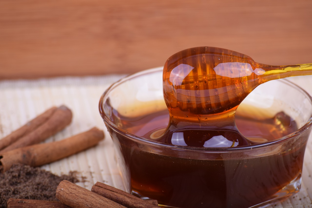 Как эффективно использовать мед для ухода за губами?