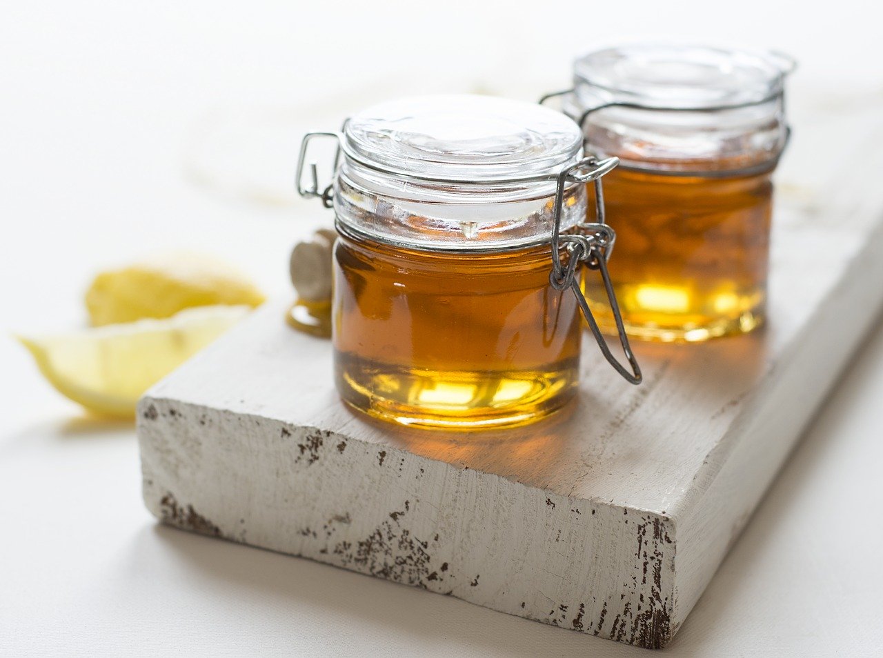 Как эффективно использовать мед для ухода за губами?