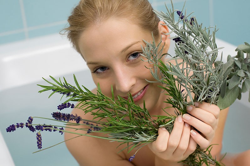 Чудодейственные свойства травяных ванн для омоложения кожи.
