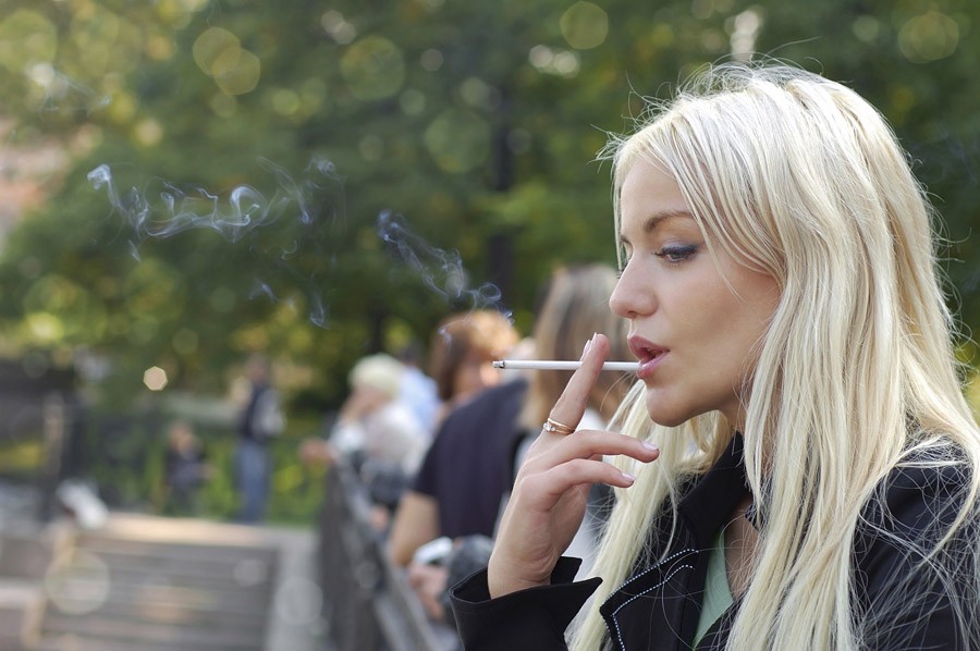 Как бросить девушки курить?