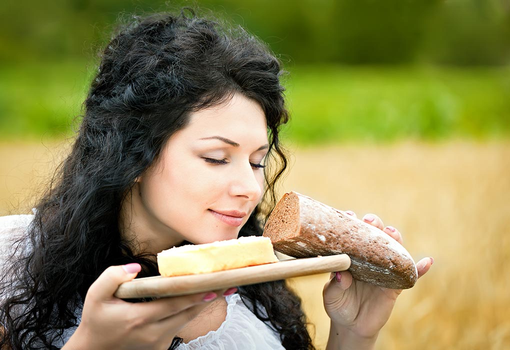 Дети едят масло. Человек ест хлеб с маслом. Девушка с хлебом. Девушка ест хлеб. Девушка и сыр.