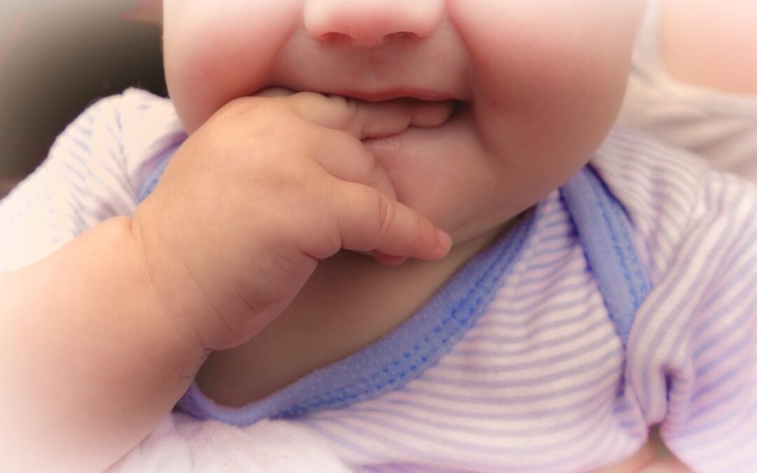 Как отучить малыша сосать пальцы и грызть ногти