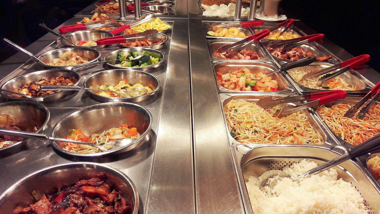 Шведский стол китайской кухни. Расточительство еды. Гастрономия картинки. Чам еда в реальной жизни.