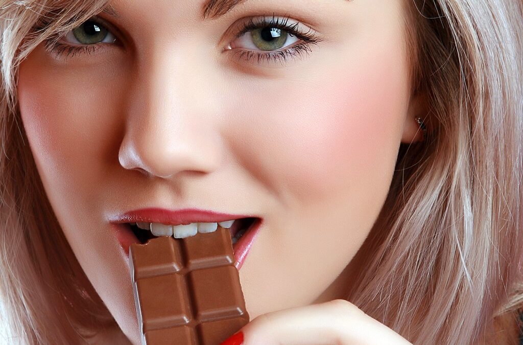 Сладкие секреты. Зависимость от шоколада. Девушка держит шоколад. Школьники едят шоколад. Блондинка шоколадными пять.