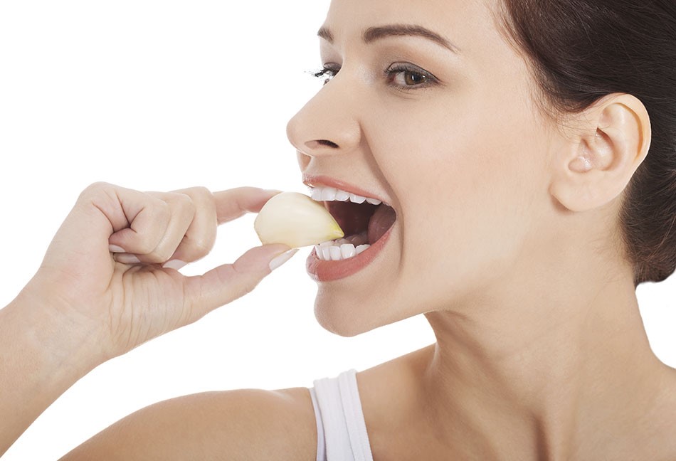 Запах лука или чеснока изо рта: как его быстро устранить?