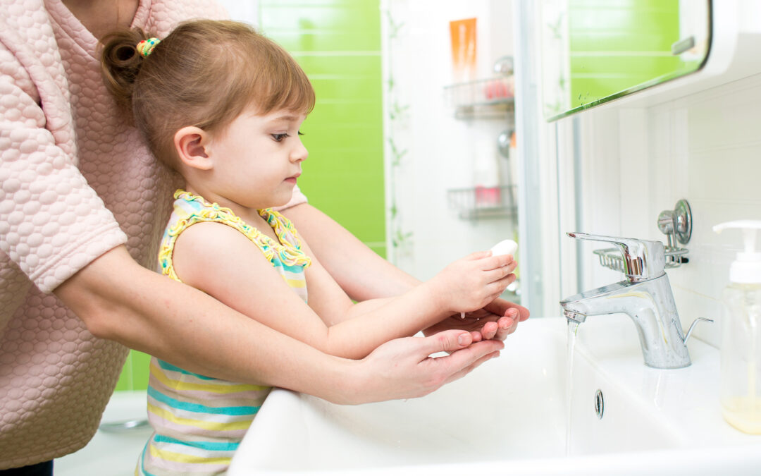 Как научить малыша мыть руки с мылом?